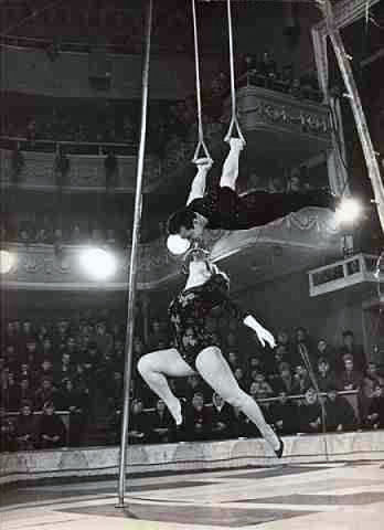 Выступление воздушных гимнастов на манеже Старого Харьковского цирка