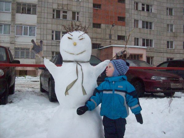 Младший сын со Снеговиком.