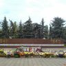 У памятника воинам Великой Отечественной сегодня отнюдь не случайно много цветов. День города, 17 сентября, - это еще и день освобождения его от немецко-фашистских оккупантов.