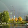 Прошел октябрьский ливень, выглянуло солнышко - и тут же в горизонт уперлась многоцветная радуга.