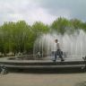 Возле фонтана в тёплый майский день